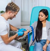 Lab,Professional,Phlebotomist,,Taking,A,Blood,Sample,From,A,Vein